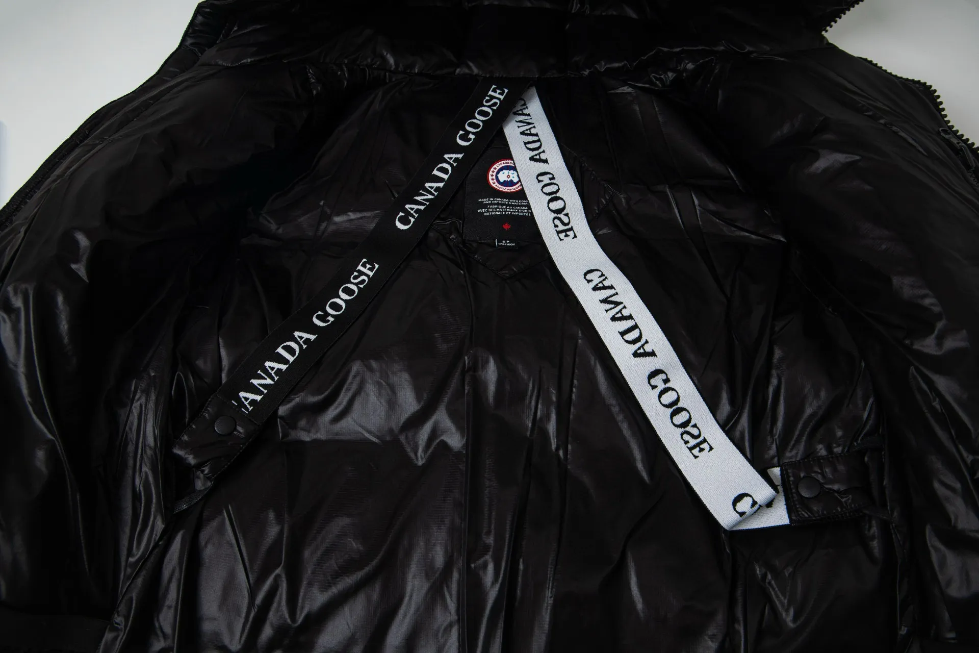 P790 model number: G122 Canada Goose's new Crofton series of lightweight couple's hooded down jacket 1️⃣The fabric is made of recycled Feather-Light tear-resistant fabric, which is ultra-light and has no sense of weight on the upper body. The unique black label highlights the temperament. The interior is filled with white duck down, making the upper body very light and comfortable! 2️⃣It is very youthful and energetic, and can be easily worn by both men and women. It is very in line with the fashion aesthetic concepts of today's young people! 3️⃣ Full set of customized accessories, complete with three standards, same style for men and women, a must-have for couples Color: Picture color Size: S, M, L, XL